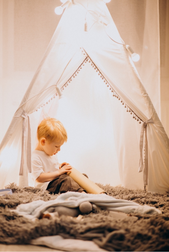 Jongen op bed met klamboe